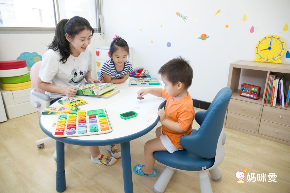 iloom怡倫家居 - Wing Kids 成長學童椅(全皮革)/成長椅-靜謐藍