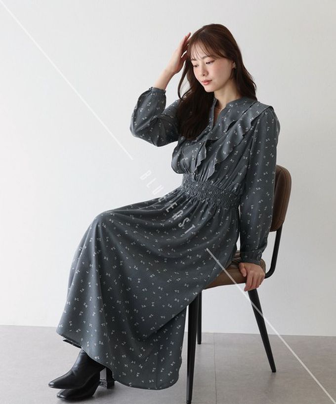 日本 BLUE EAST - 成熟摺邊典雅小花束腰長袖洋裝-深灰