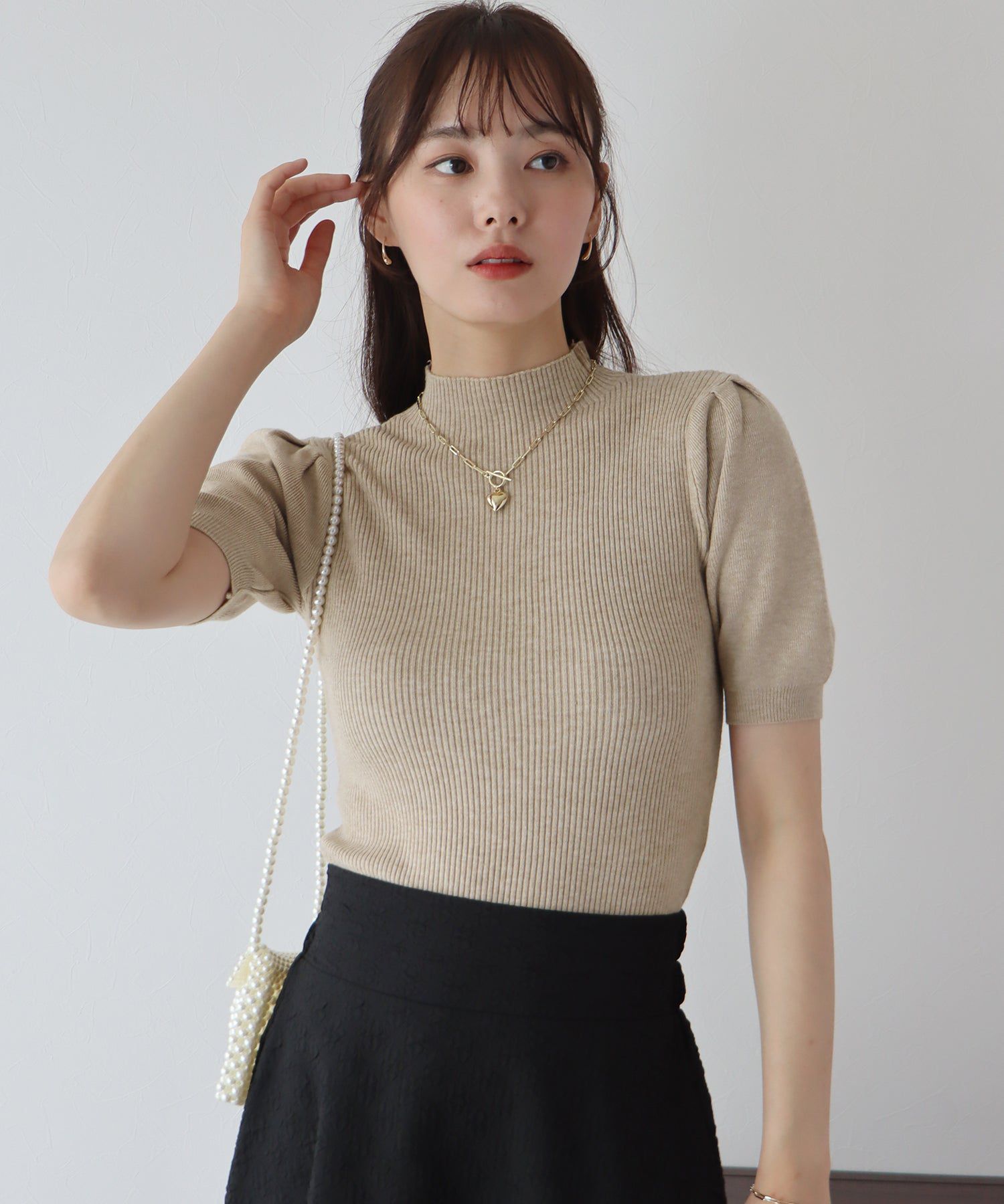 日本 BLUE EAST - 甜美彈性羅紋泡泡袖上衣-咖啡