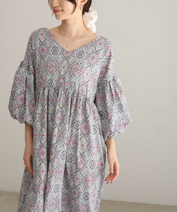 日本 Bab - 滿版歐風印花V領泡泡寬袖洋裝-寶藍棕系