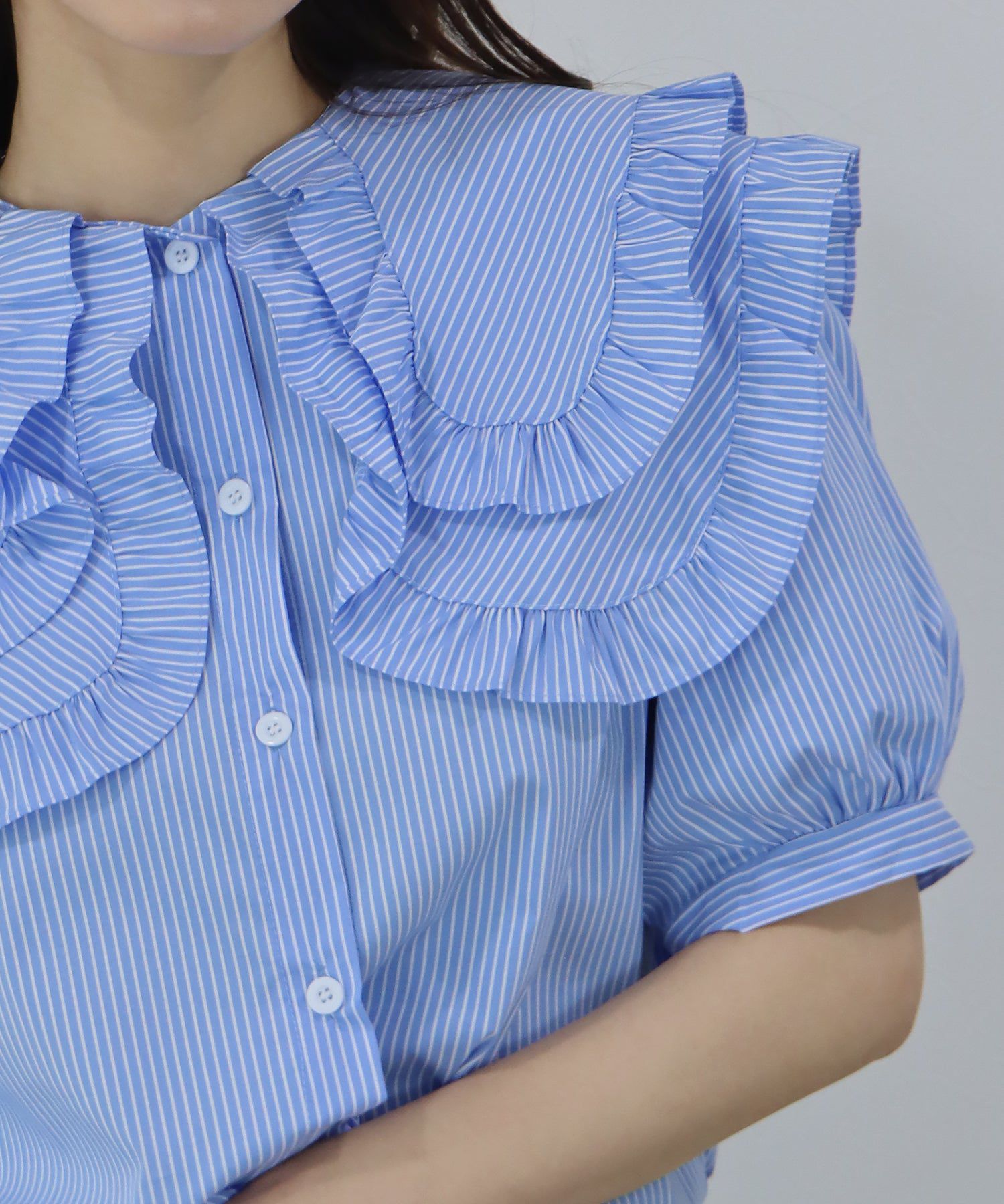 日本 BLUE EAST - 荷葉層次領泡泡短袖襯衫-條紋-水藍