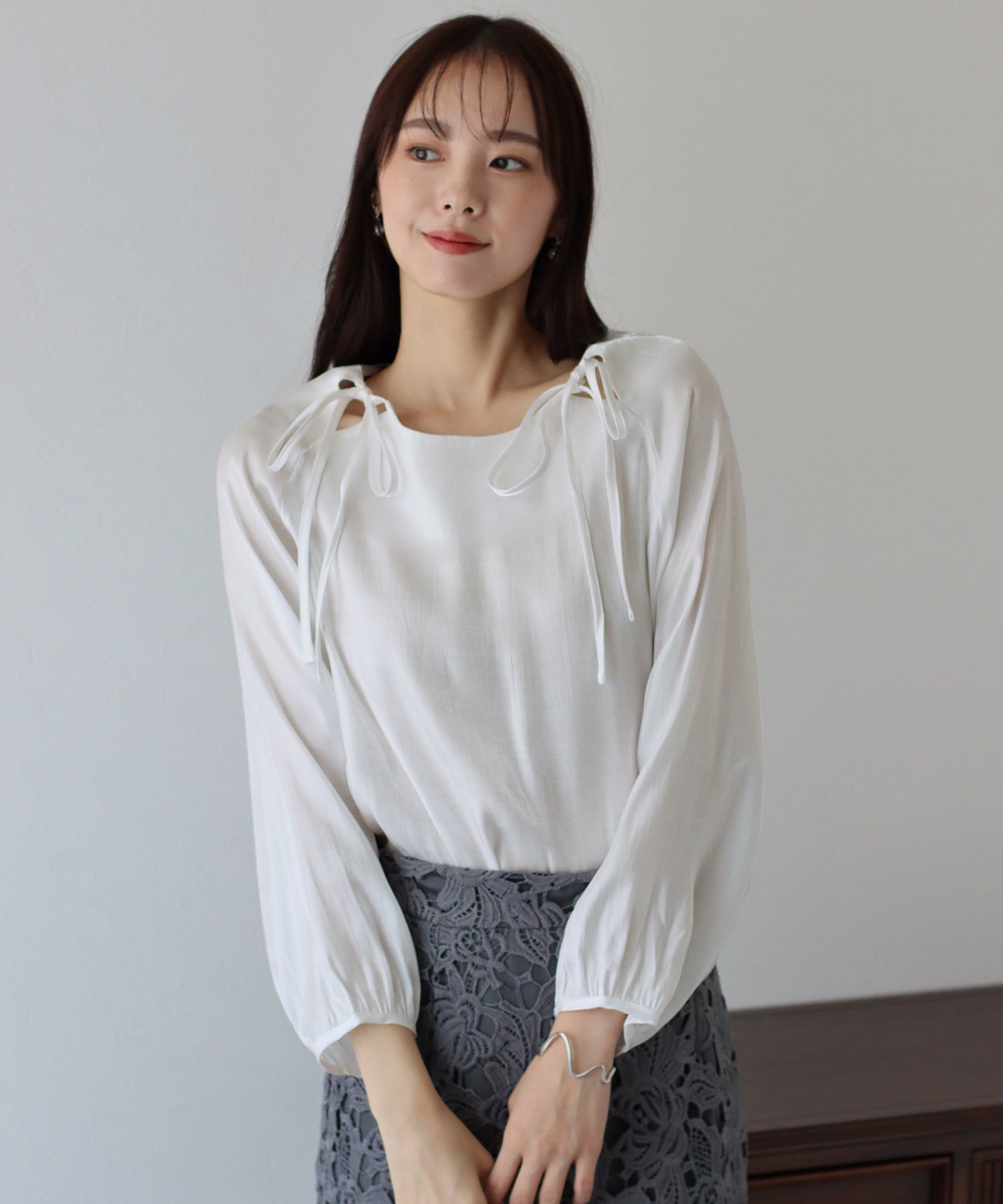 日本 BLUE EAST - 柔美前綁帶薄長袖上衣-黑