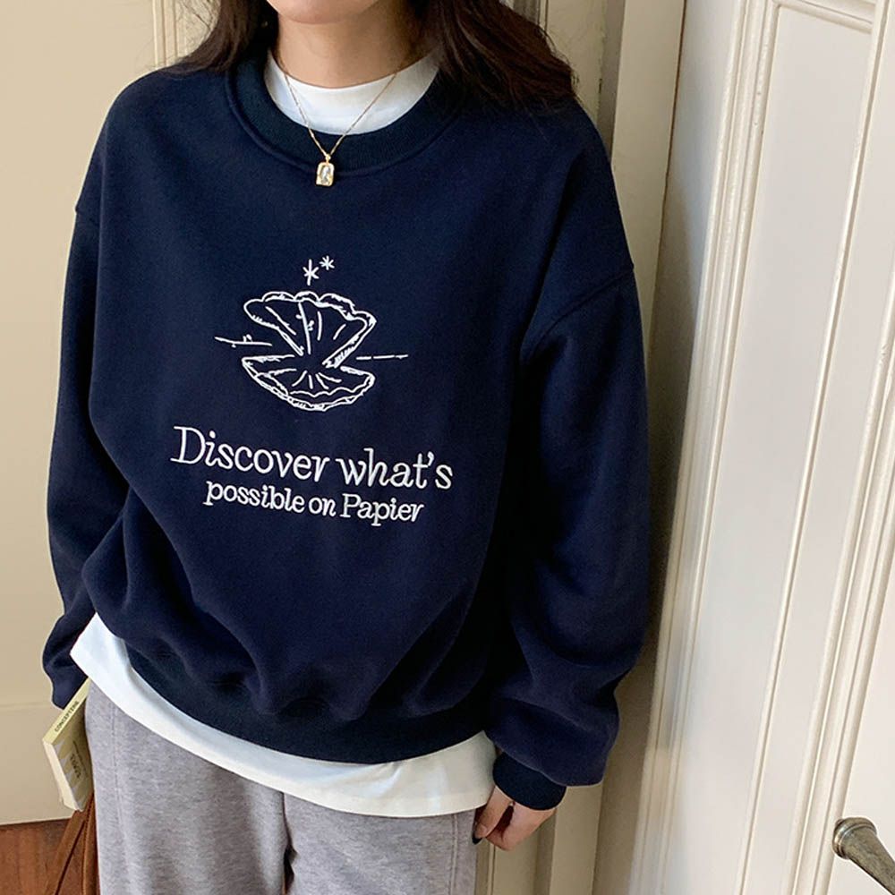 加絨款圓領長袖上衣/大學T-貝殼刺繡-藏青色 (F)