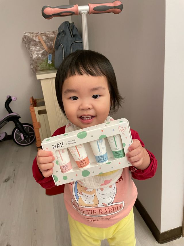 這款寶寶沐浴露非常溫和，適合嬰兒敏感的肌膚。它不含有害化學物質，並具有淡淡的天然香味，讓寶寶在沐浴時感到舒適愉悅。泡沫豐富易沖洗，不會刺激寶寶的眼睛，適合每天使用。我特別喜歡它的保濕效果，讓寶寶的皮膚保持柔軟水潤。同時，它採用了天然成分，可以滋潤肌膚和保持肌膚柔軟，有助於舒緩和保護寶寶的皮膚。經過一段時間的使用，我注意到寶寶的皮膚更加細緻，沒有出現過敏或乾燥的情況。總的來說，這款沐浴露是我信任的選擇，為寶寶提供了一個安全愉快的沐浴體驗。