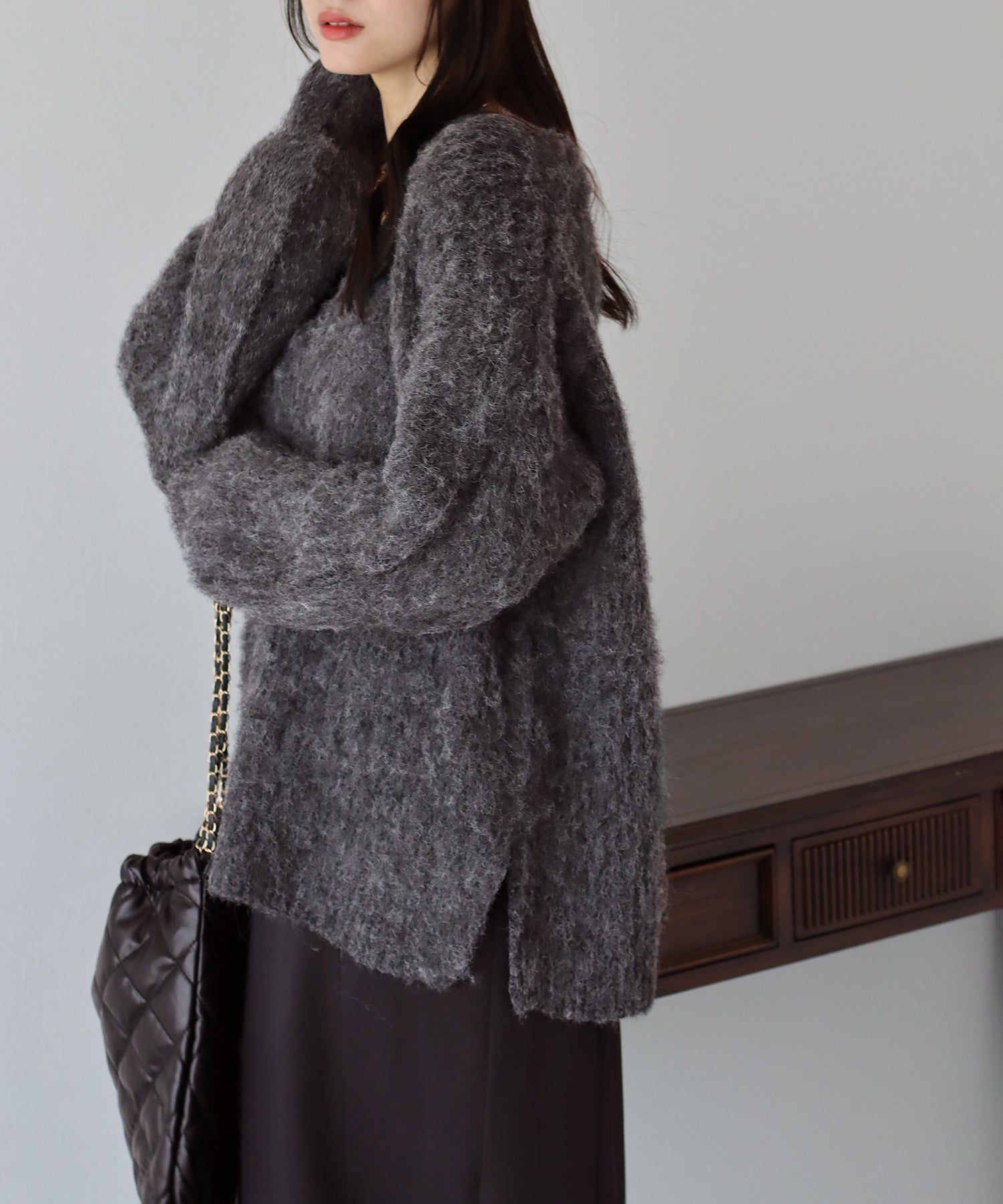 日本 BLUE EAST - 慵懶V領抽鬚寬鬆毛衣-淺米