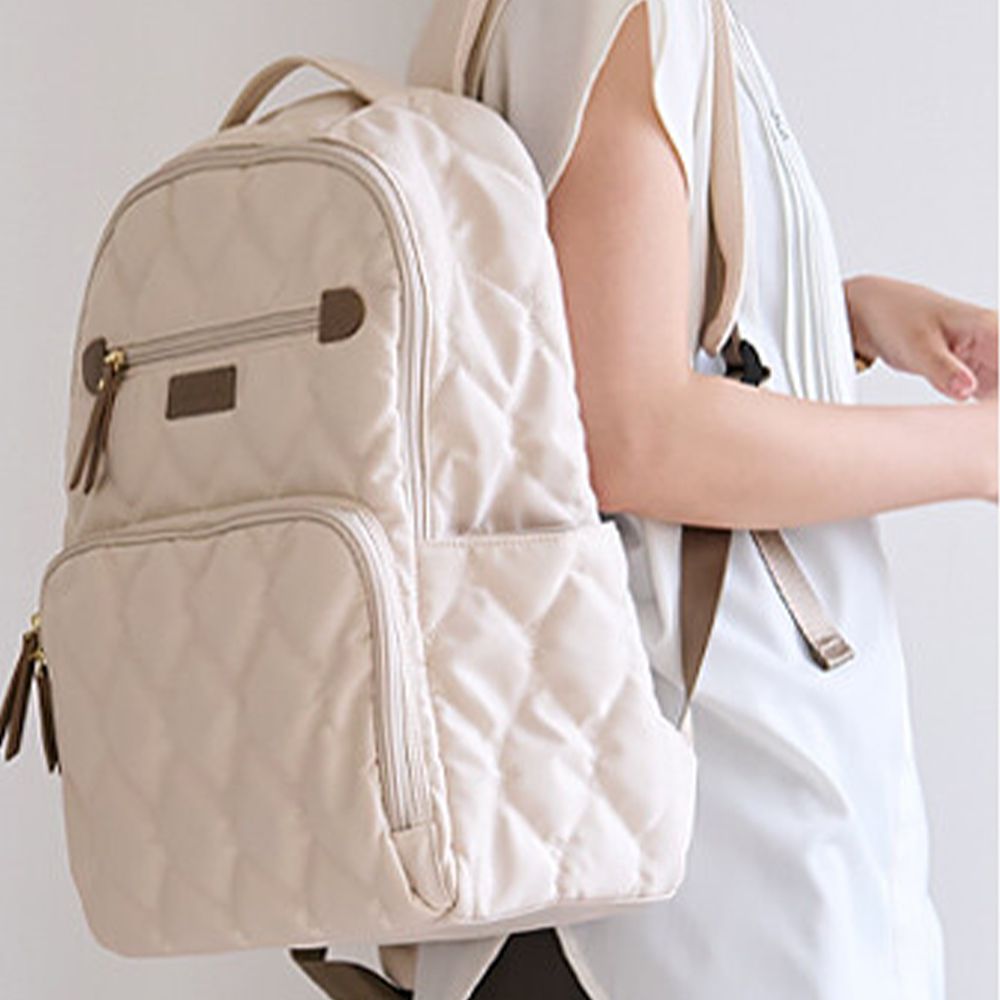 10口袋機能絎縫防潑水後背包/電腦包(可放A4)-米杏 (44x27x16cm)