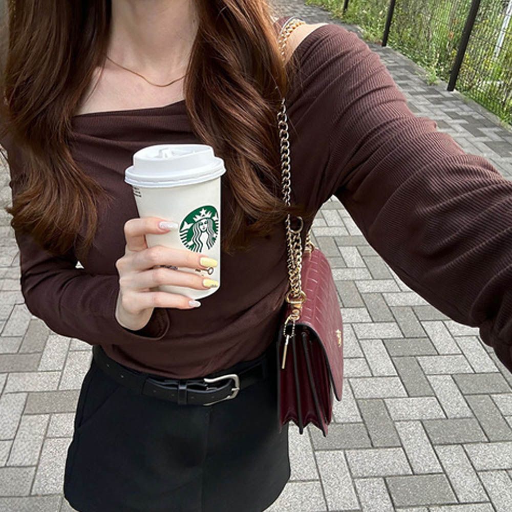 明星著用款！皺褶美肩長袖上衣-深咖啡 (F)