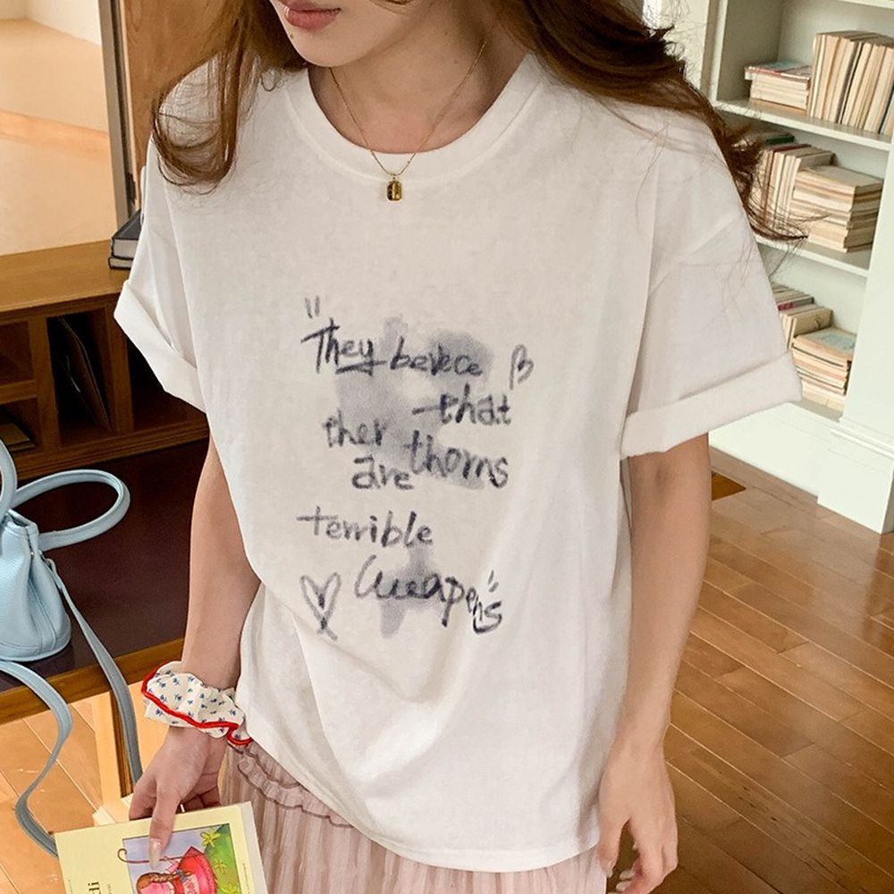 寬鬆落肩短袖上衣-慵懶文字-白 (F)