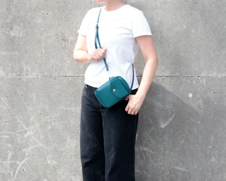 日本 Legato Largo - 輕量PU時尚斜背mini手機包-GBE灰棕 (13x18x4cm 肩背約103~128cm)