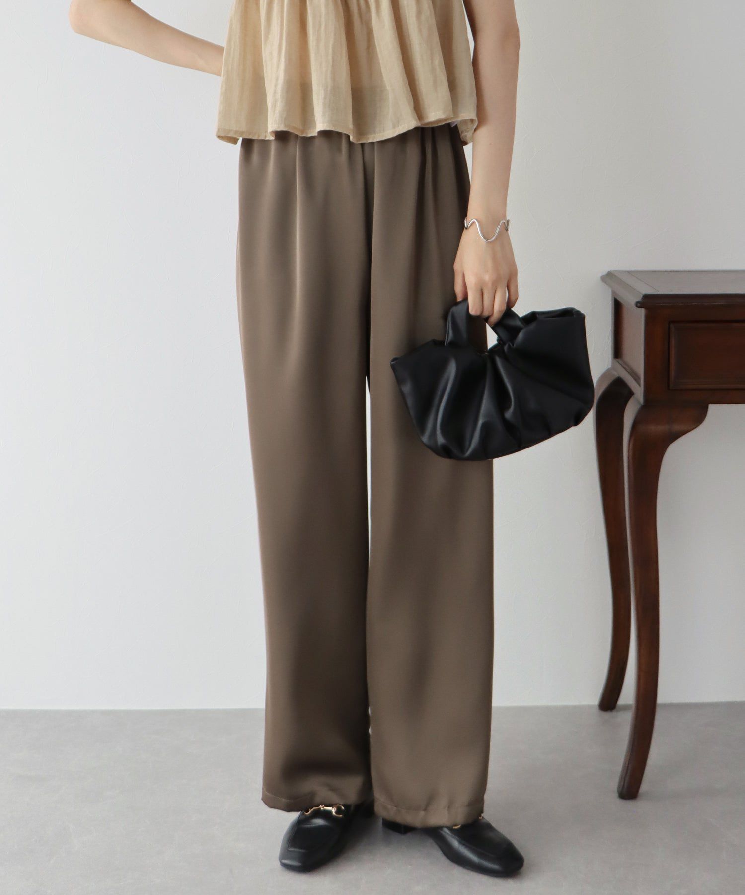 日本 BLUE EAST - 緞面光澤感垂墜感長褲-黑