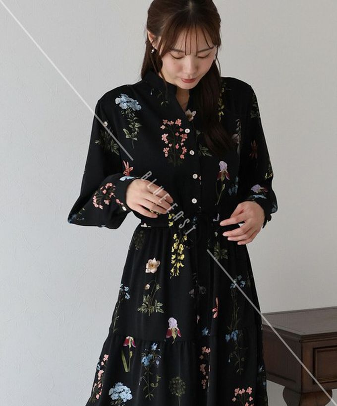 日本 BLUE EAST - [人氣款]簡約抽繩收腰長袖洋裝-斑點小花-黑