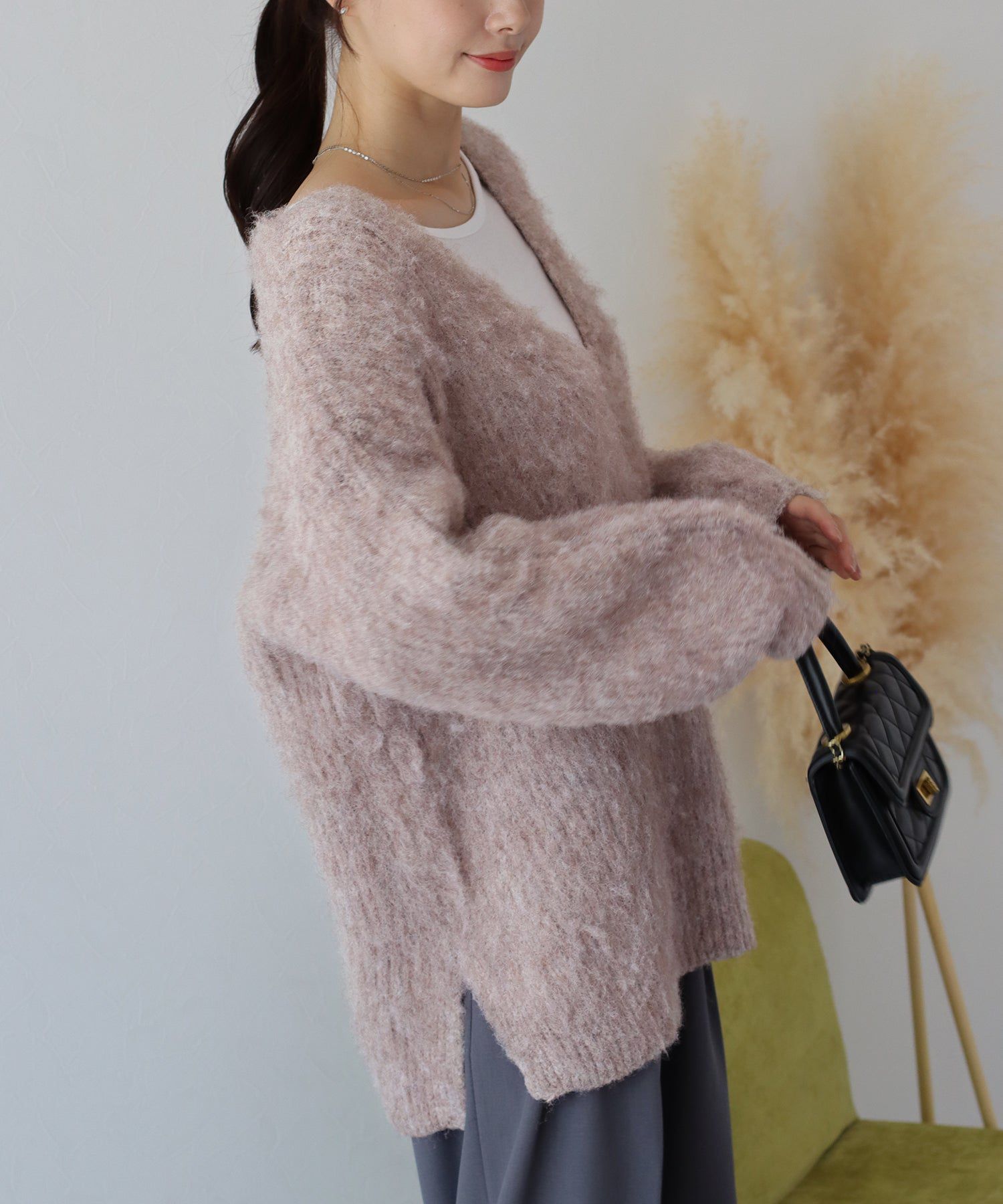 日本 BLUE EAST - 慵懶V領抽鬚寬鬆毛衣-淺米