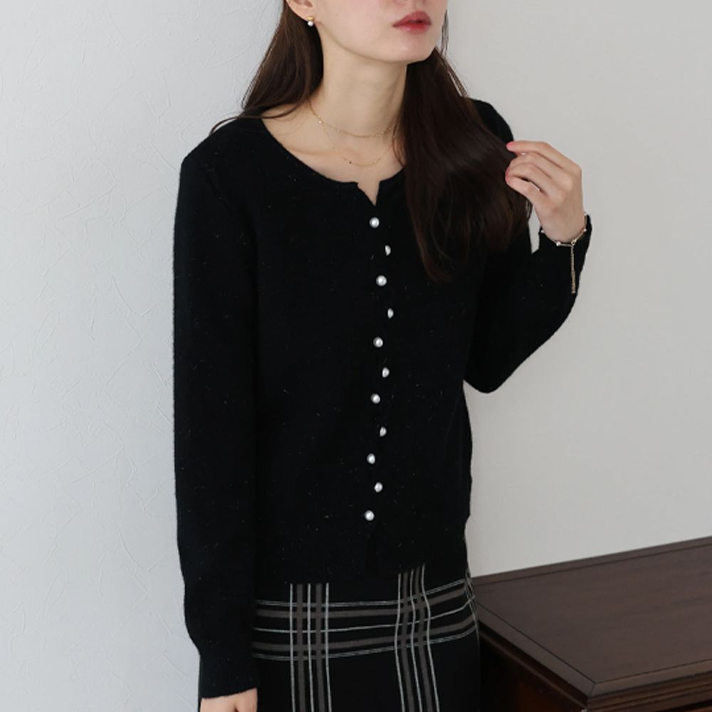氣質交替珍珠扣針織上衣/開襟衫-黑
