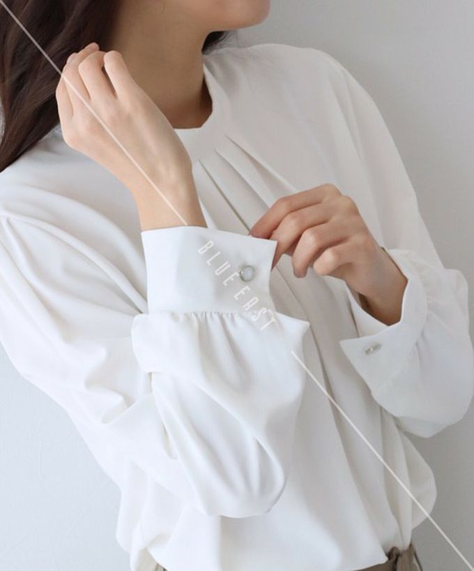 日本 BLUE EAST - 優雅摺線都會感小立領長袖上衣-水藍