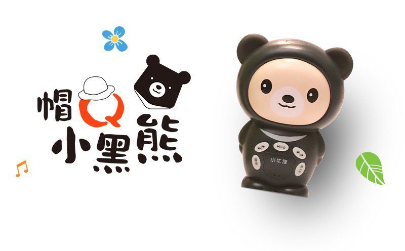 小牛津 - 365帽T熊故事機+帽Q小黑熊故事機>>2022最強新生兒禮物彌月禮-365帽T熊-櫻花粉*1, 帽Q小黑熊*1, 時尚帆布袋*1, 小黑熊可愛束口袋*1, 獨家造型恐龍防摔衣*1, 歌詞本, 目錄本*3, GK爸爸故事小冊*1, 遙控器*1, USB充電線*2