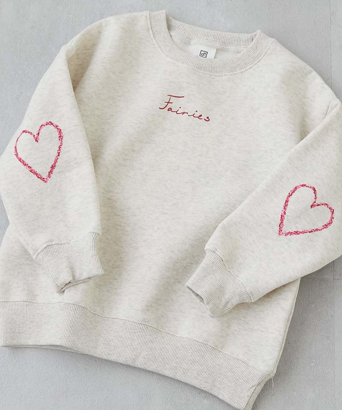 日本 devirock - 熱銷定番 裏起毛女孩印花大學長袖上衣-袖子愛心-灰粉