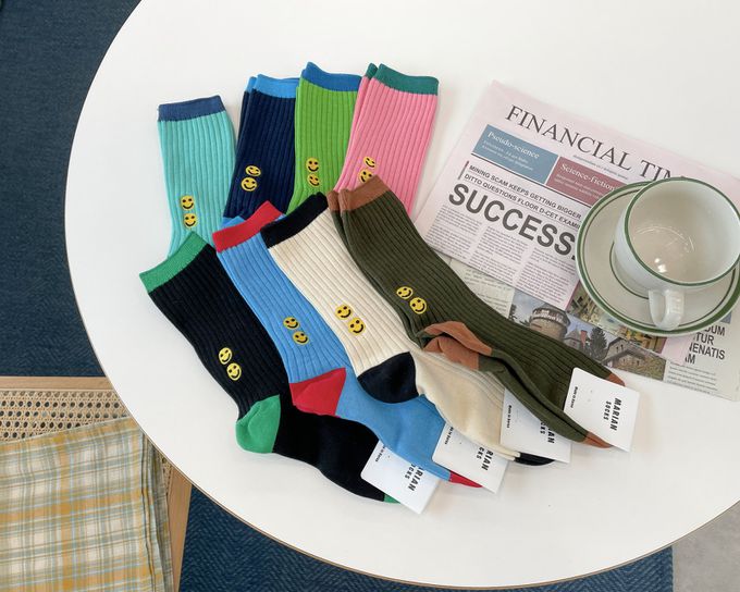 韓國Marian - 笑臉刺繡撞色中筒襪-奶油色 (Free)