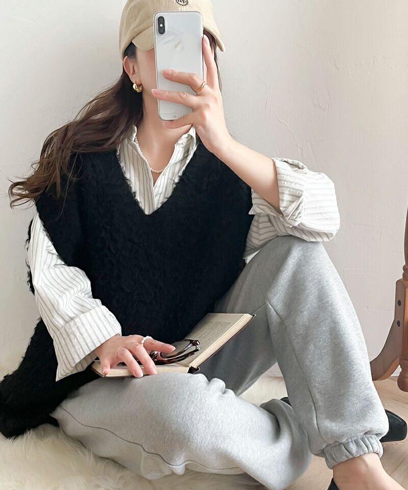 日本 Classical Elf - V領輕量柔軟毛絨穿搭背心-灰棕