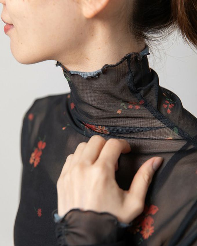 日本 gleam - 優雅小花木耳邊透膚高領長袖上衣-黑x紅花