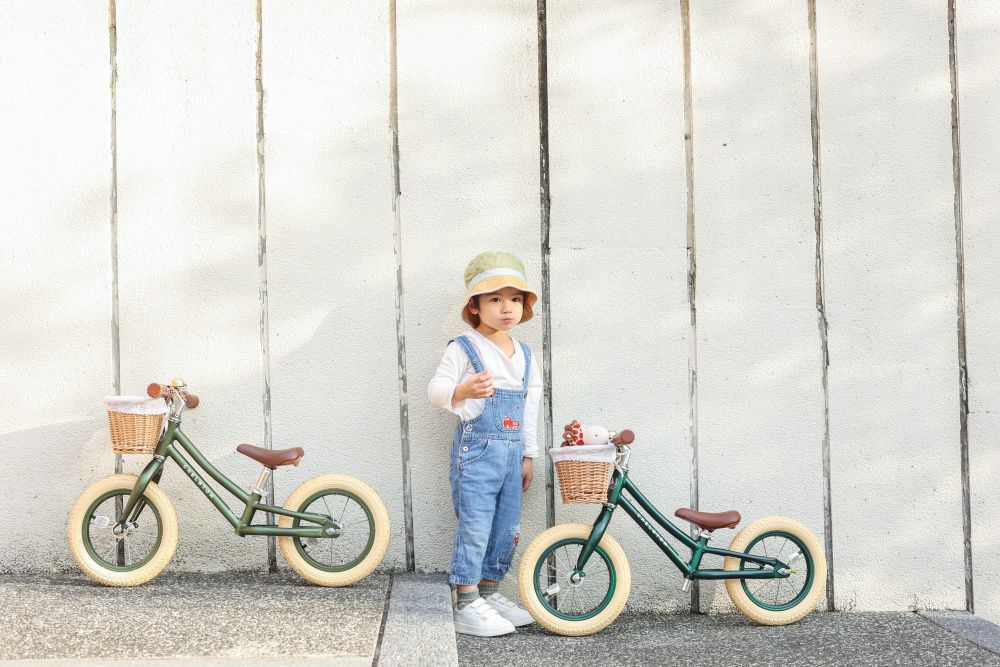 Chelston bikes - Mini Dutch 復古滑步車-夜幕黑(消光)-滑步車 x 1 , 手工編織竹籃 x 1 , 麻料內襯  x 1 , 3 歲以下專用ABS氣嘴蓋 x 1