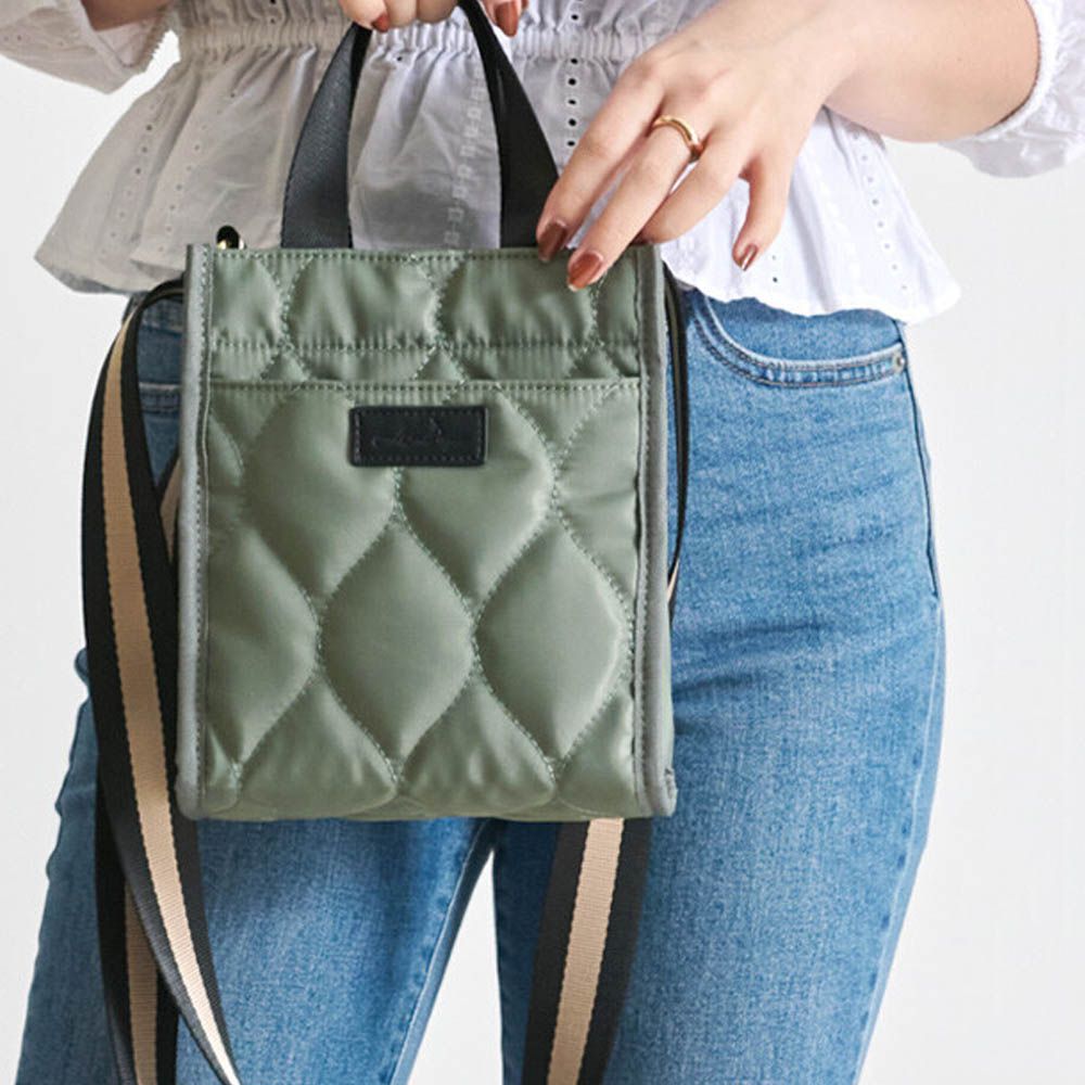 防潑水 輕巧絎縫方形側背小包-軍綠x黑