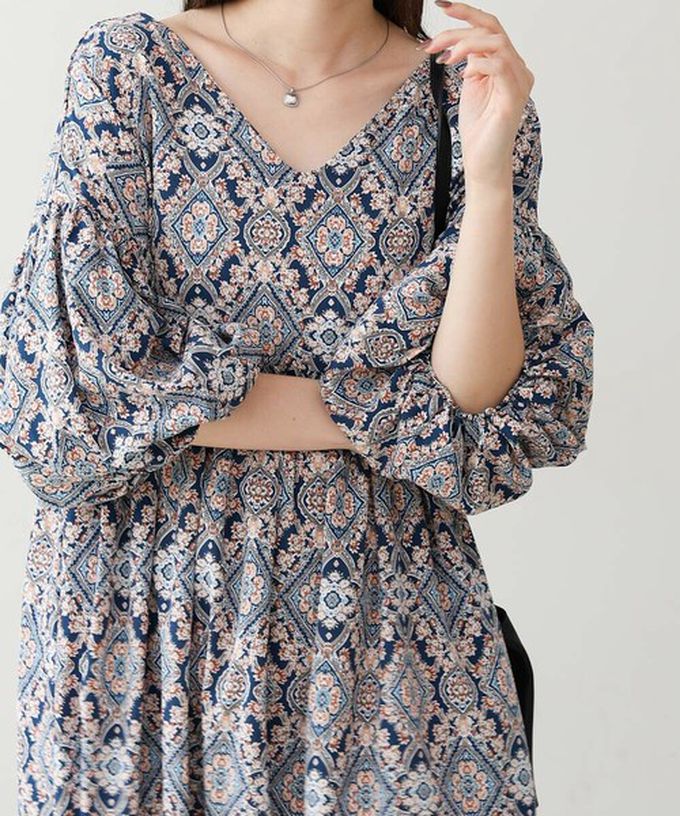 日本 Bab - 滿版歐風印花V領泡泡寬袖洋裝-象牙粉系