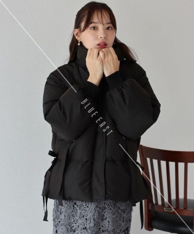 日本 BLUE EAST - 修身甜美側綁帶保暖科技羽絨外套-黑