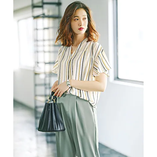 日本 BELLUNA - 雪紡小V領剪裁波浪短袖上衣-粉杏