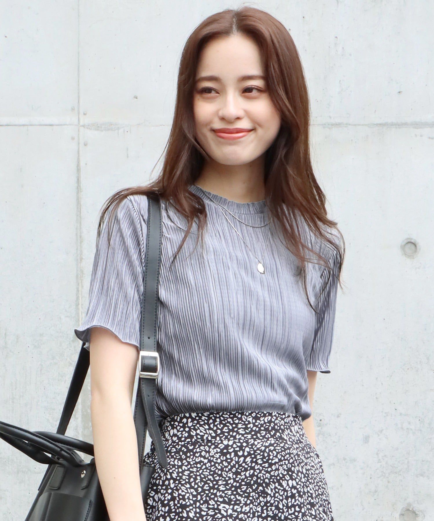 日本 BLUE EAST - 圓領貝殼紋光澤短袖上衣-卡其