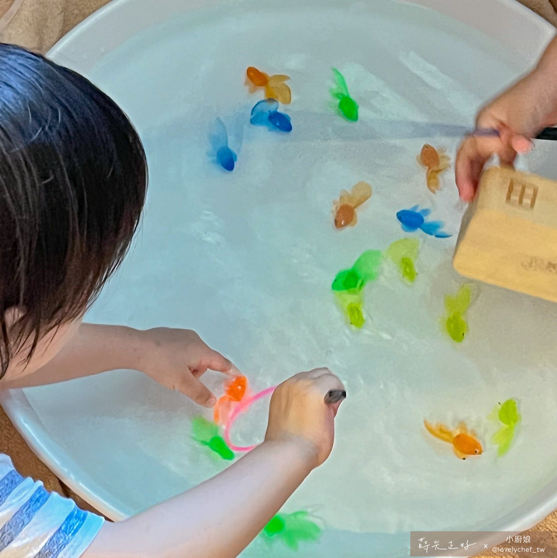 玩玩 Play - 彩色長尾果凍金魚組 (魚身長約4cm、撈網：小圓直徑7CM 長度30CM)-魚一組約20隻、撈網 1支