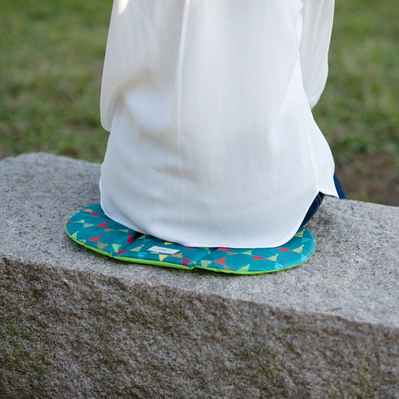 日本代購 - 單人隨身折疊坐墊-幾何三角-草綠 (40x26cm)