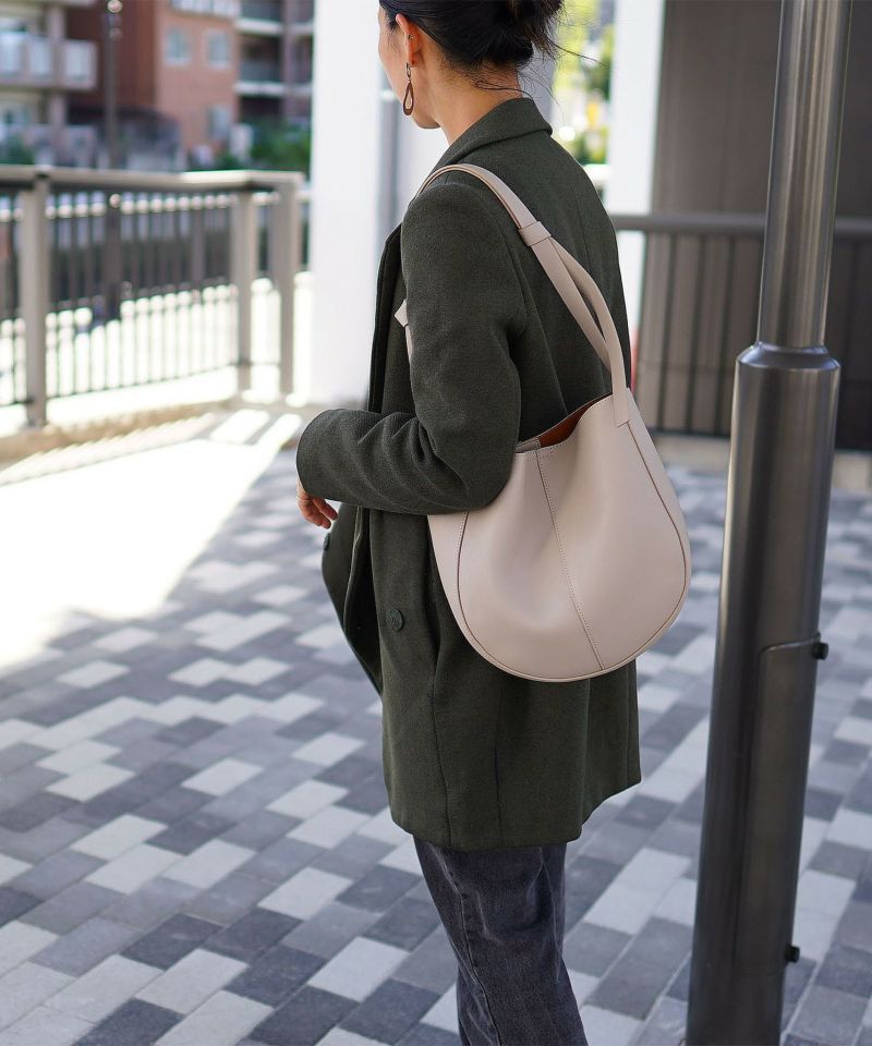 日本 COOCO - 環保材質仿皮圓深馬蹄包/肩背包-淺米杏 (W26*H26*D9cm)