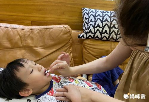 首先爸比媽咪要<em>讓孩子習慣將牙線塞入牙縫</em>，劉懿萱牙醫師建議，<em>以鋸鋸子的方式左右滑動使用，慢慢滑下去再拿起來，刮完後面再刮前面，切勿直角直接壓下去</em>，以免刮到孩子的牙肉喔！