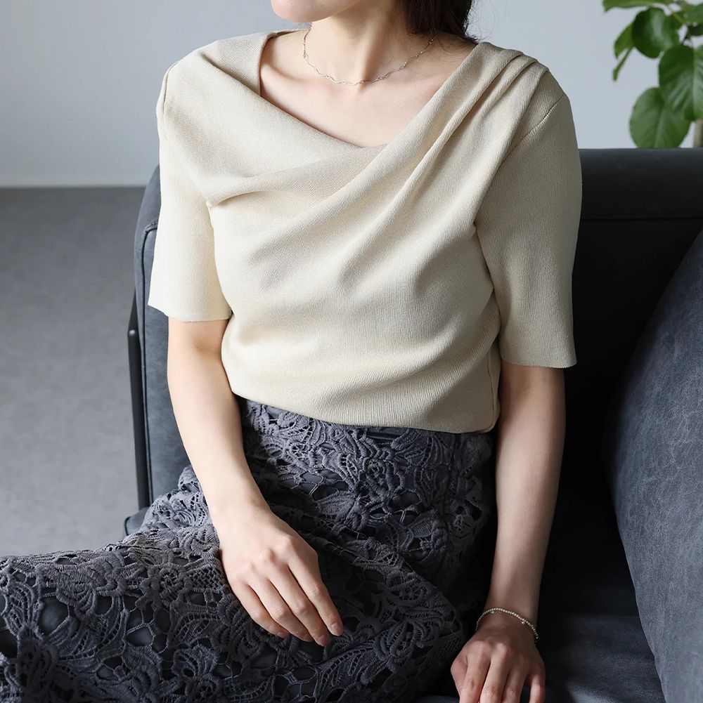 高雅美型垂墜V領針織短袖上衣-米杏