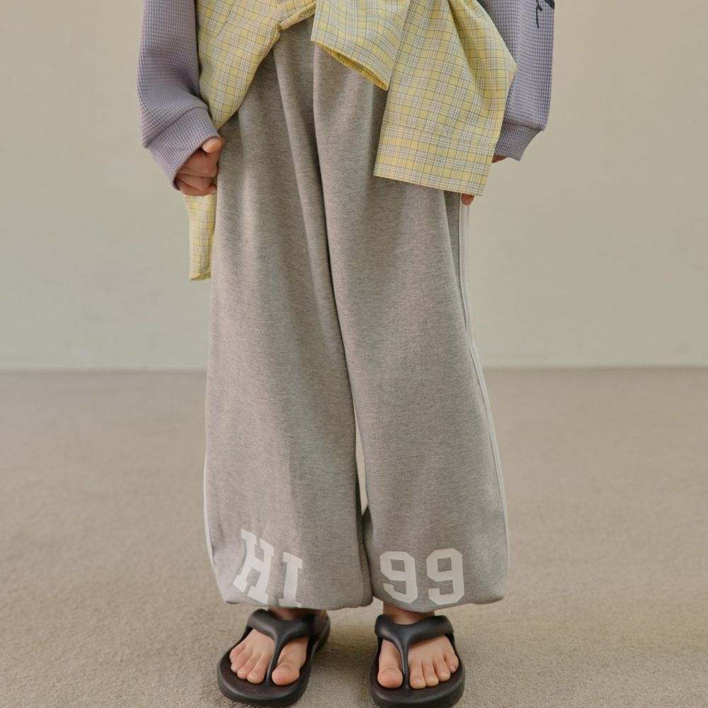 HIKIKI 鬆緊腰數字印刷束口棉褲-淺灰