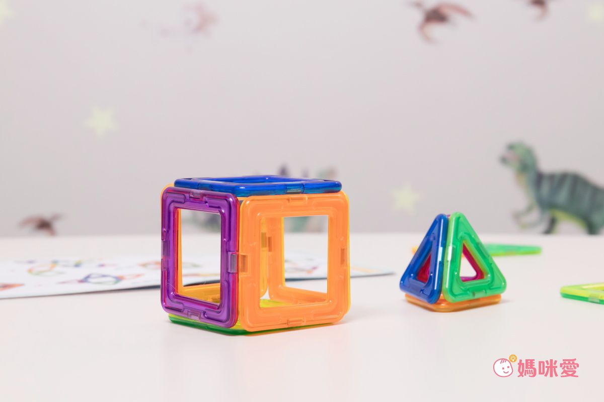 双美生活文創 - 5Q益智磁力片：百變造型拼裝車-內附10個三角形磁力片+10個正方形磁力片+2個輪子+1本造型教學書