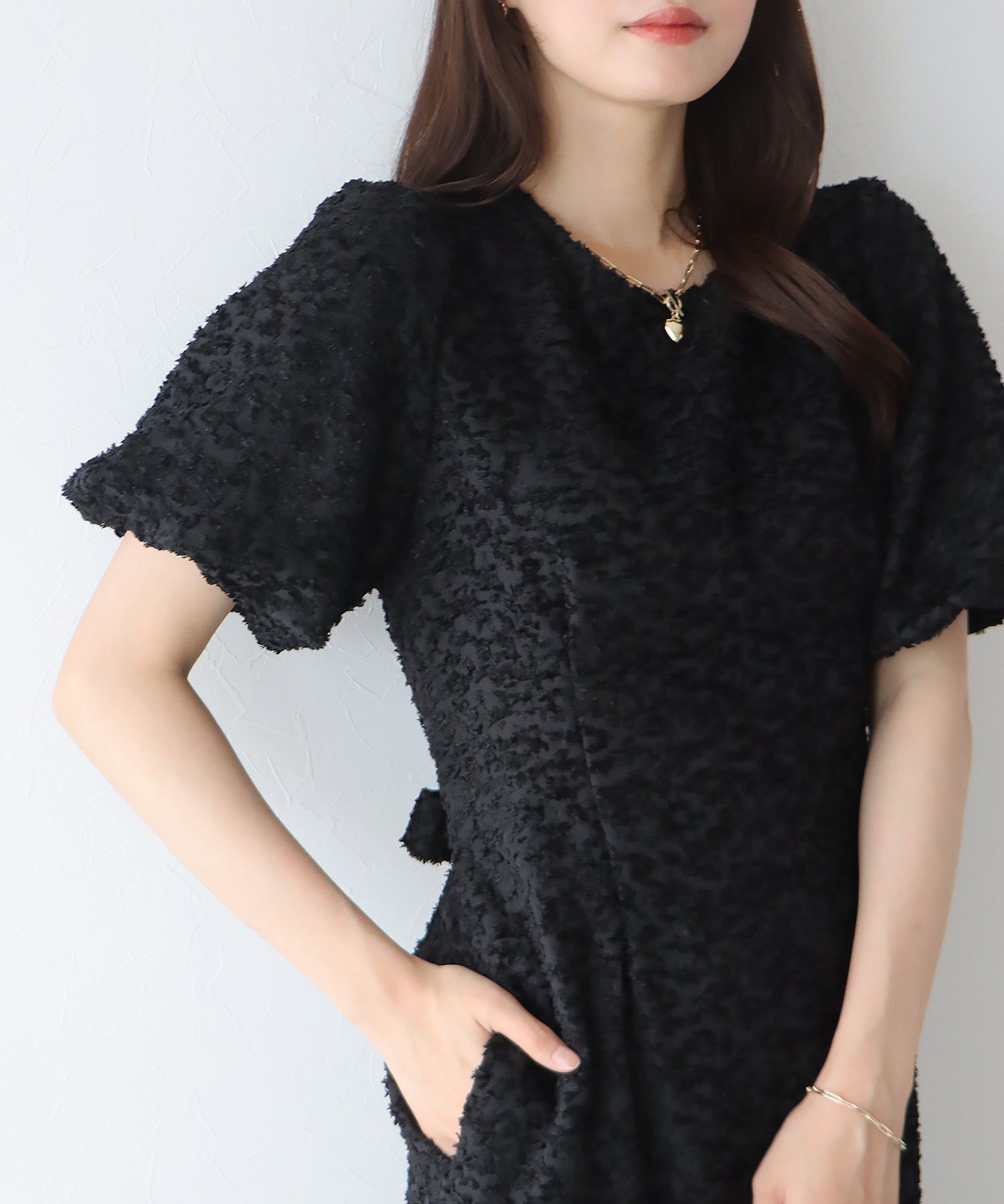 日本 BLUE EAST - 時尚抽鬚後綁帶泡泡袖洋裝-米杏