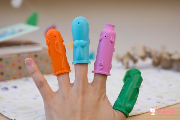 美國 The Brushies - 手指玩偶造型牙刷 - 豪華禮盒組（猴子桃桃+豬小妹+恐龍阿姆+鯨魚薇拉）-1本英文童書+4支角色手指牙刷