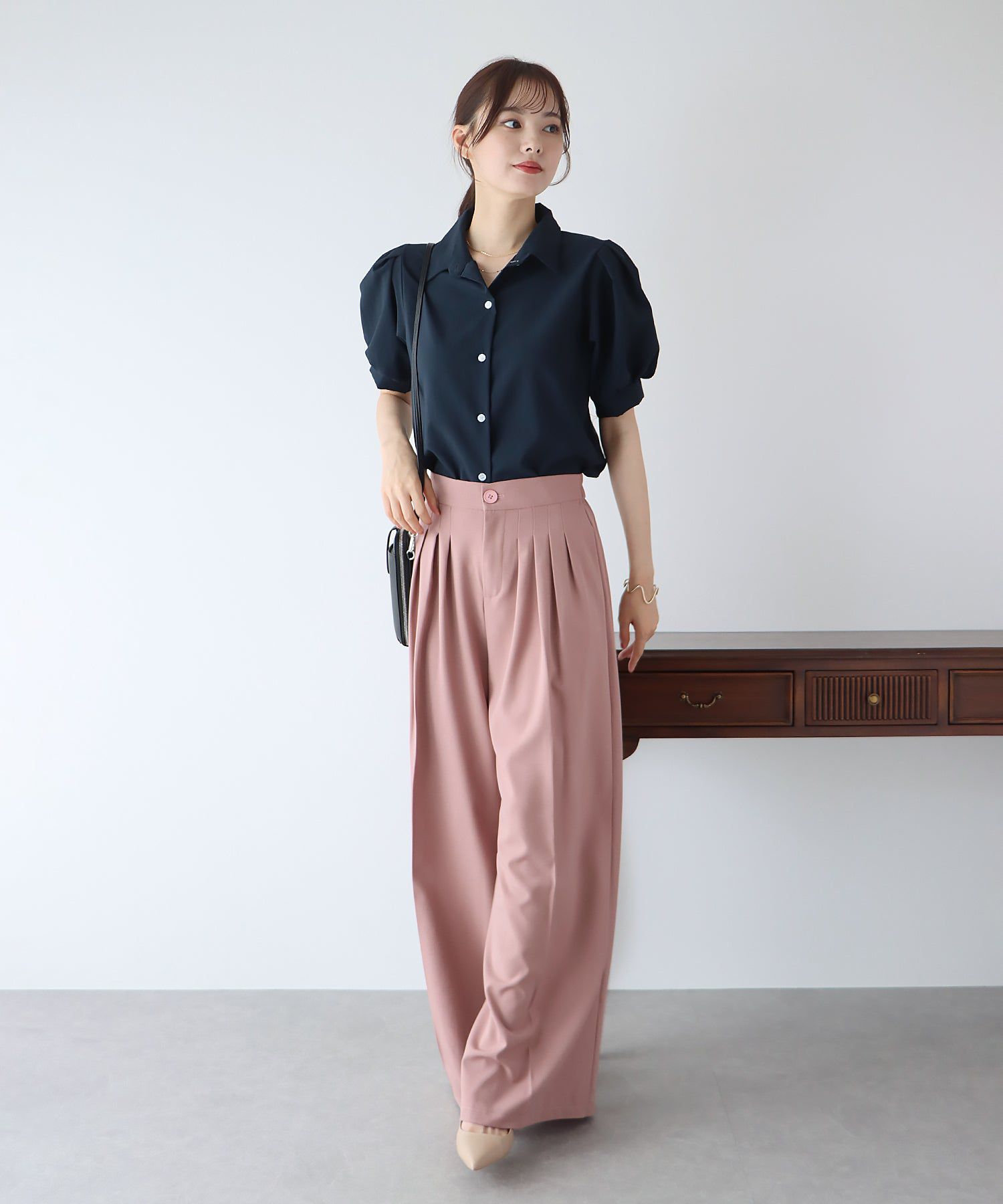 日本 BLUE EAST - 優雅百搭泡泡短袖襯衫-深藍