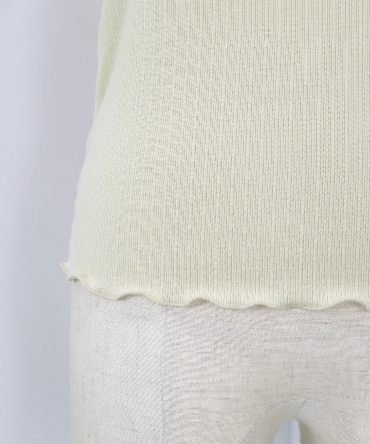 日本 BLUE EAST - 圓領彈性捲邊五分袖上衣-米杏