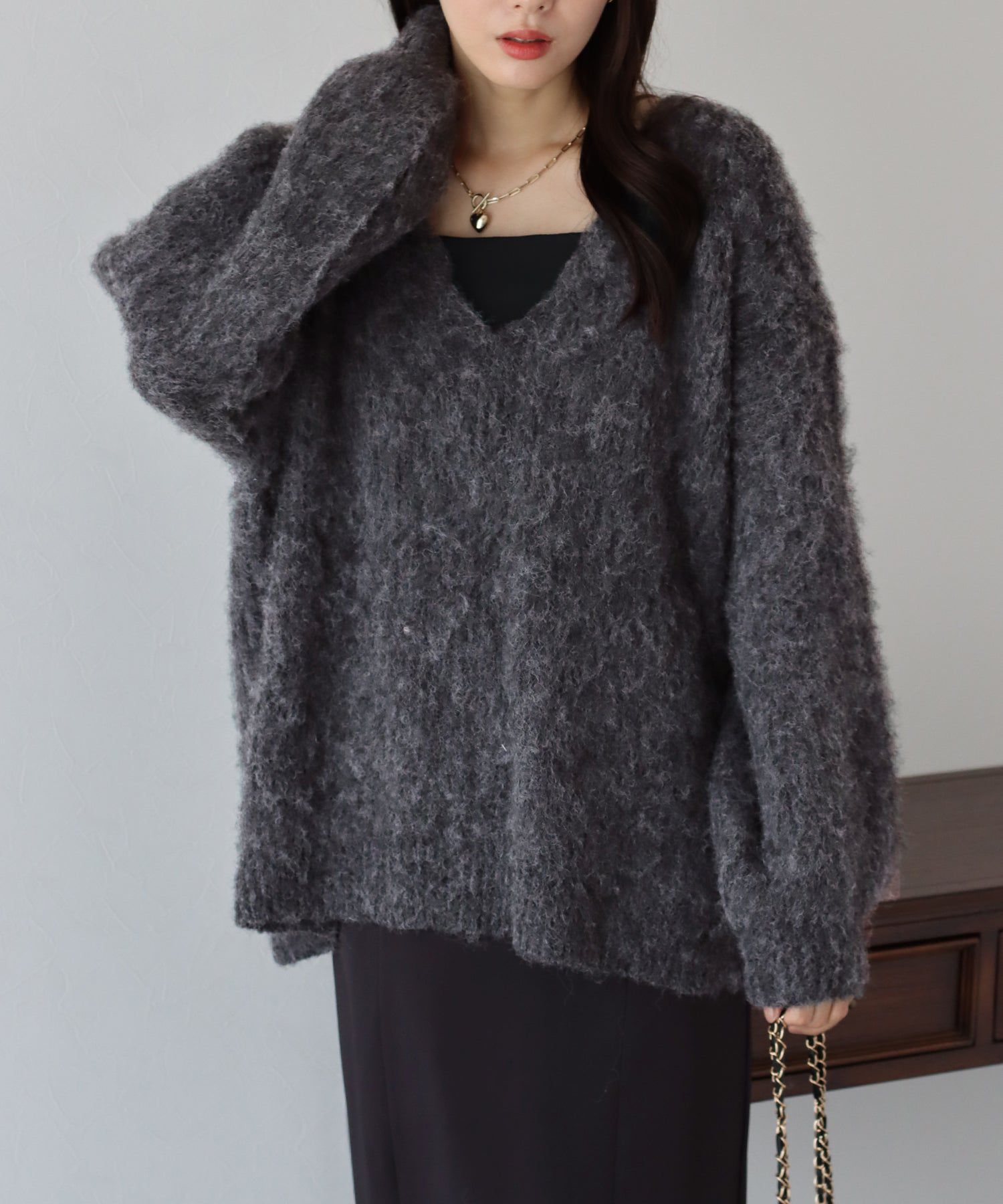 日本 BLUE EAST - 慵懶V領抽鬚寬鬆毛衣-淺米