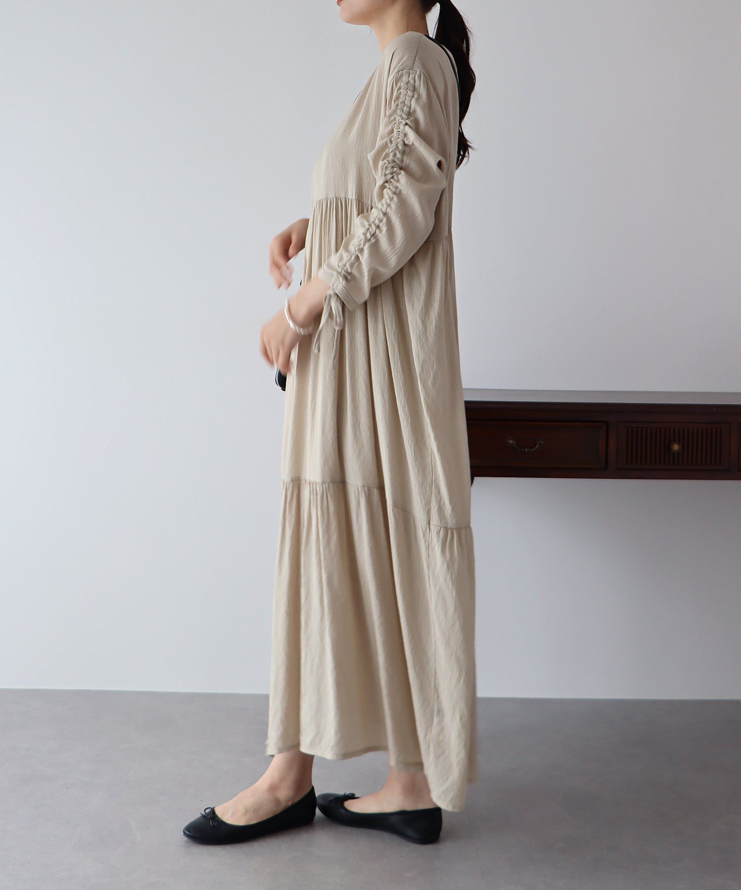 日本 BLUE EAST - 楊柳文藝抽繩長版襯衫-米杏