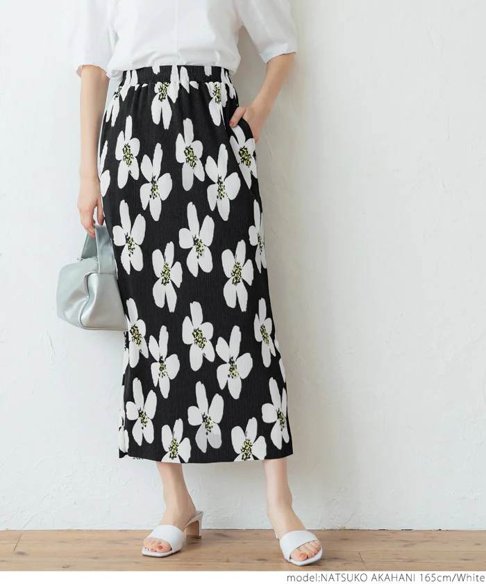 日本 COCA - 熱情花朵細摺長裙-黑底白花
