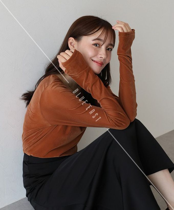 日本 BLUE EAST - 透明感光澤絨面船領長袖上衣-(指孔設計)-米白