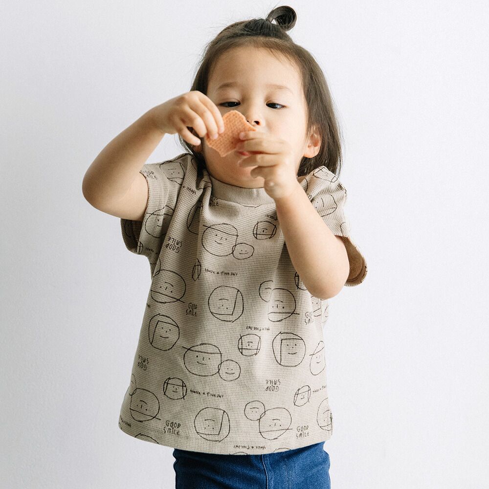 日本 ma lalumiere store - 華夫格滿版印花短袖上衣-笑臉-卡其