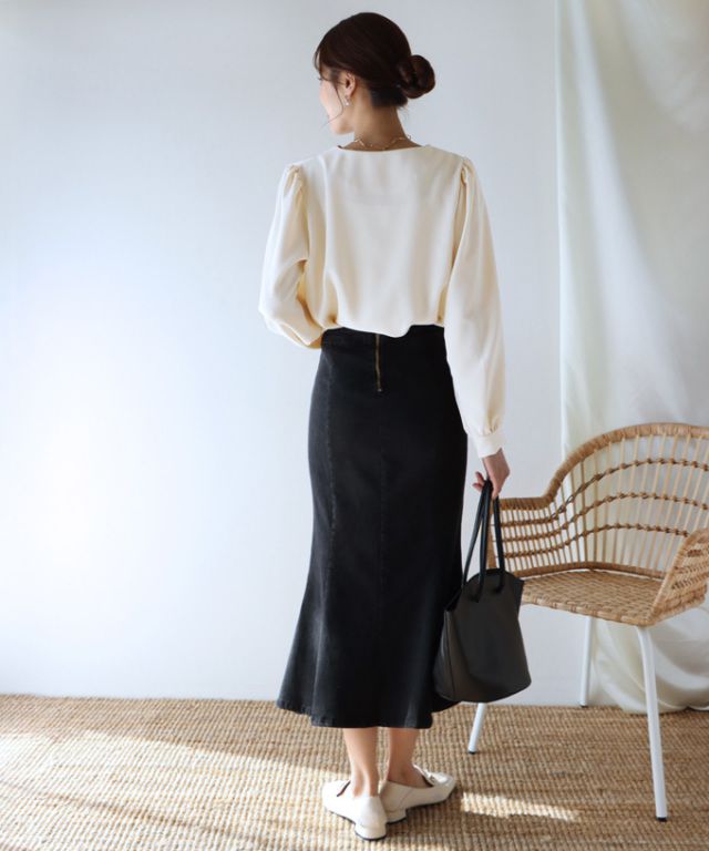 日本 BLUE EAST - 柔美光澤V領長袖襯衫-奶油白