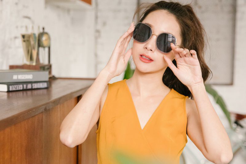 ALEGANT - 輕時尚靜瑟黑果凍透視金屬鏡框設計墨鏡│UV400太陽眼鏡