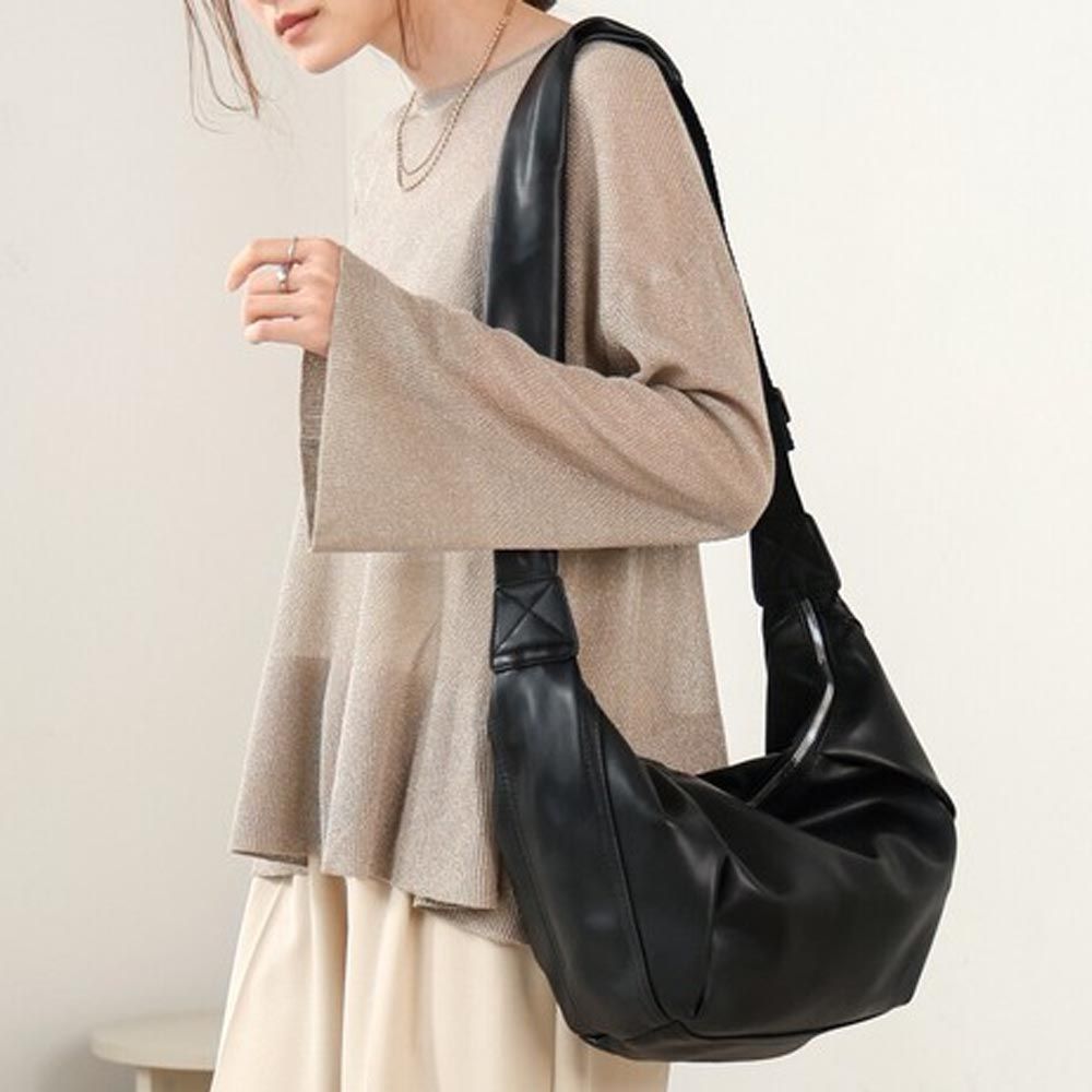 日本 Bab - 時尚大容量率性牛角肩背包-黑色