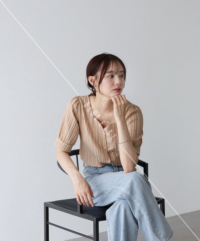 日本 BLUE EAST - 韓國製 心型領細緻泡泡短袖襯衫-黑