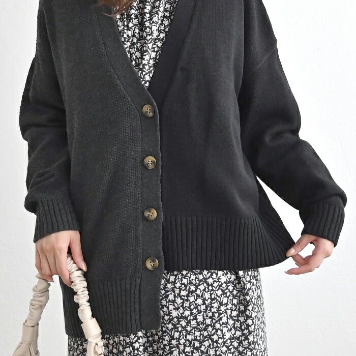 日本 ihuu - V領不對稱撞色薄針織外套-深灰x黑